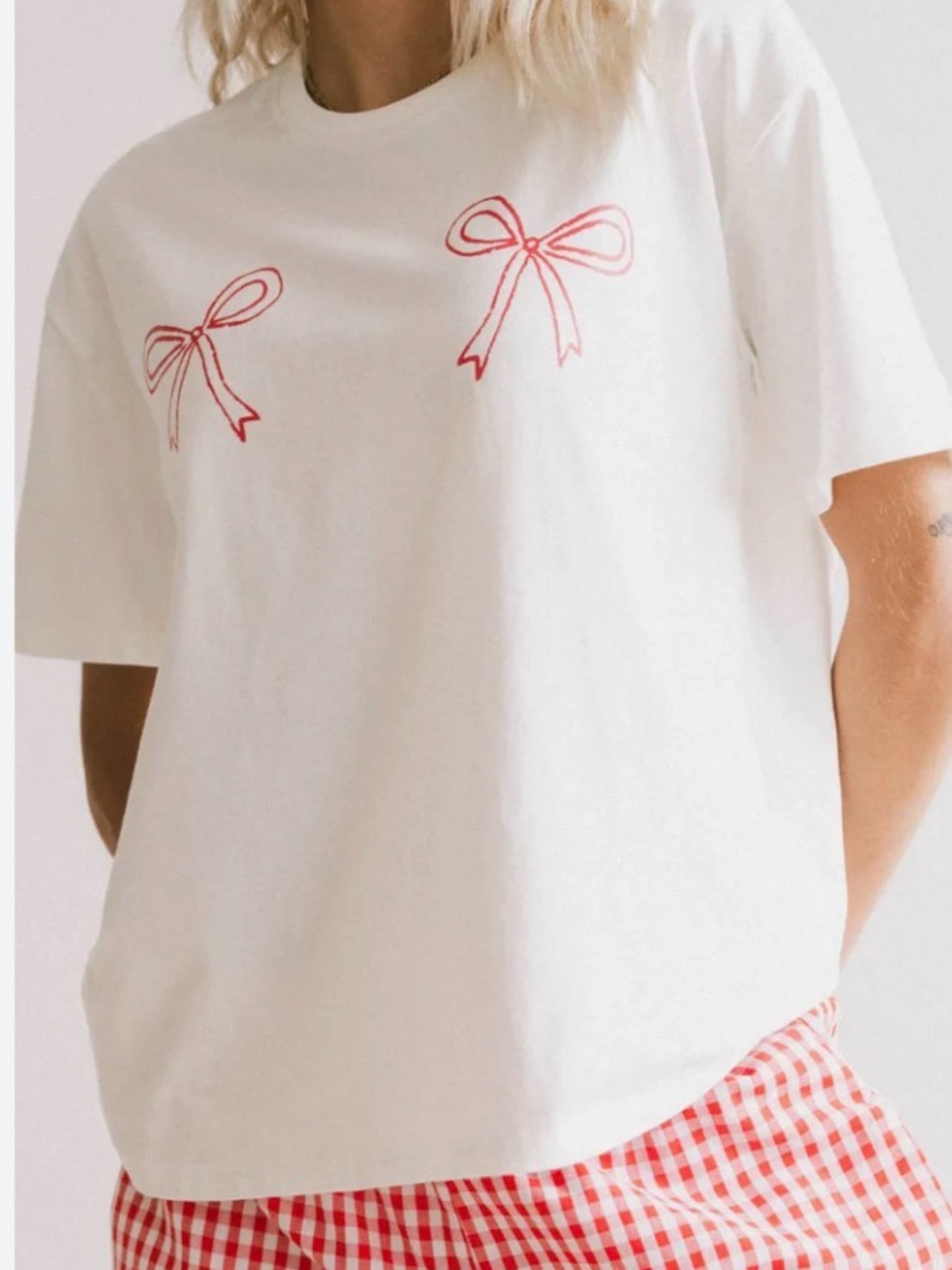 RED BOWS GRAPHIC TEE